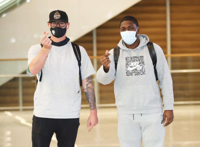 삼성 외국인 선수 벤 라이블리(왼쪽)와 호세 피렐라가 지난 25일 인천국제공항을 통해 입국했다. 제공 | 삼성