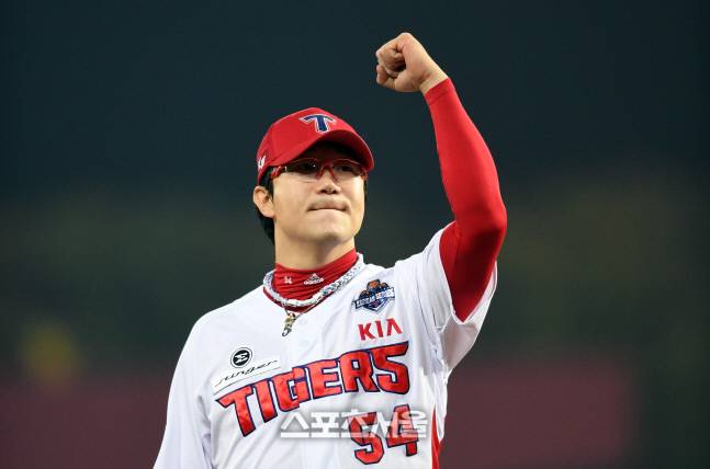 KIA 양현종이 광주KIA챔피언스필드에서 열린 한국시리즈 2차전에서 완봉승을 거둔 뒤 관중석을 향해 주먹을 쥐어보이며 기뻐하고 있다. 박진업기자 upandup@sportsseoul.com