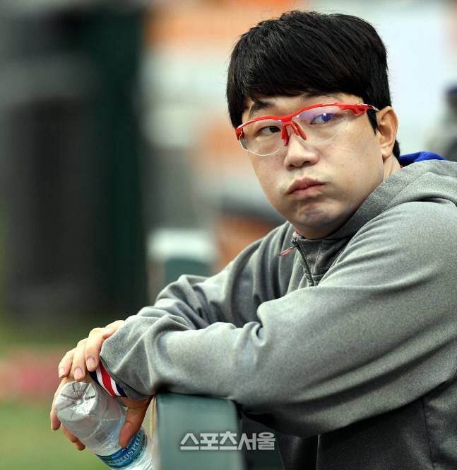 KIA 양현종 더그아웃 난간에 기대에서 그라운드를 응시하고있다. 김도훈기자 dica@sportsseoul.com