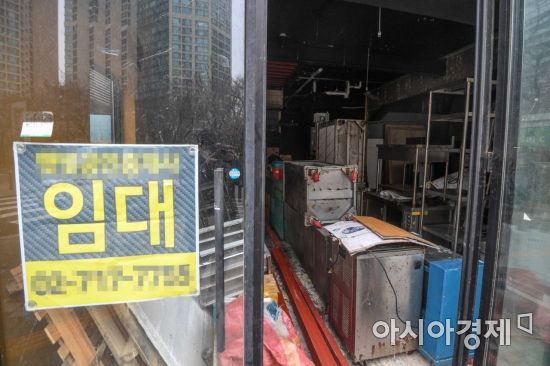 신종 코로나바이러스감염증(코로나19) 확산을 방지하기 위한 사회적 거리두기가 이어지고 있는 22일 서울 마포구 음식거리에 한 상점이 폐업하고 있다./강진형 기자aymsdream@