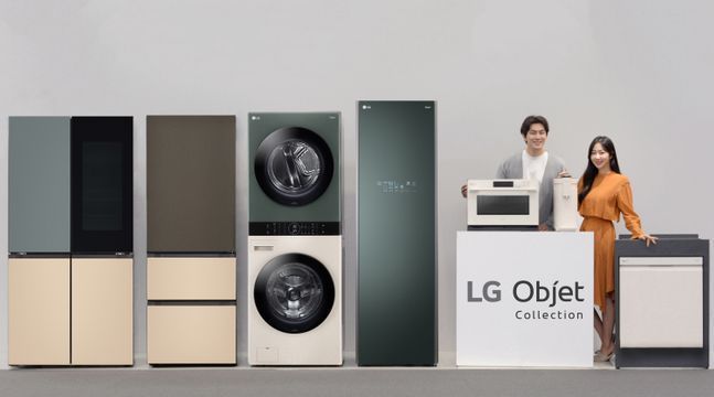 LG전자 모델들이 지난 22일 출시된 'LG 오브제컬렉션' 제품들을 소개하고 있다. 왼쪽부터 LG 오브제컬렉션 상냉장 하냉동 냉장고, 김치 냉장고, 워시타워, 스타일러, 광파오븐, 정수기, 식기세척기.ⓒLG전자