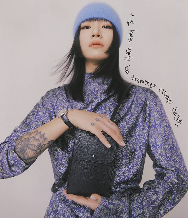 미래) 몸에 밀착되어 하나의 옷처럼 연출 가능한 미니 사이즈의 ‘마이스터스튁 소프트 그레인 미니 엔벨로프 백’은 62만원, 앨리게이터 레더 스트랩으로 이뤄진 ‘스타 레거시 스몰 세컨드 워치’는 6백36만원 모두 Montblanc. 톱과 스커트는 Seouu.