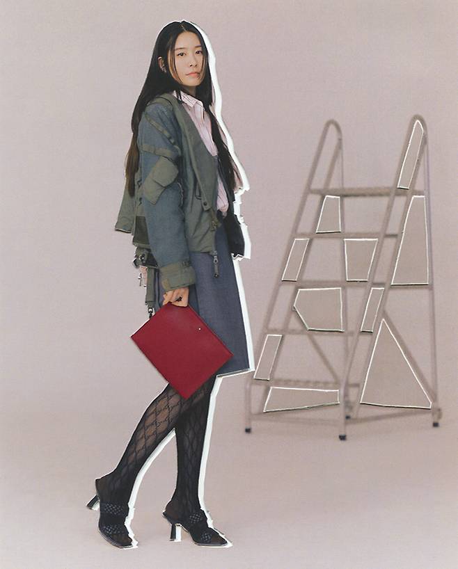 황인아) 세련되고 깔끔한 디자인이 인상적인 레드 컬러의 ‘사토리얼 클러치 포셰트’는 74만원 Montblanc. 뮬은 Michael Kors.