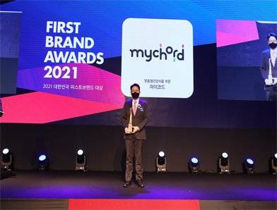 JW생활건강이 지난 27일여의도 콘래드 서울 그랜드 볼룸에서 개최된 '2021 퍼스트브랜드 대상' 시상식에서 2관왕을 차지했다. JW생활건강의 황인선 유통사업본부장이 트로피를 들고 기념촬영을 하고 있다.