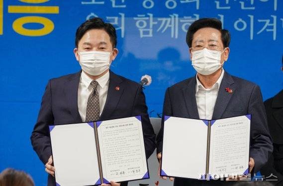 원희룡 제주도지사(왼쪽)와 좌남수 제주도의회 의장은 11일 오전 도청 브리핑룸에서 제주 제2공항 도민 여론조사 합의문을 발표했다. 2020.12.11 [사진=제주도 제공]/fnDB