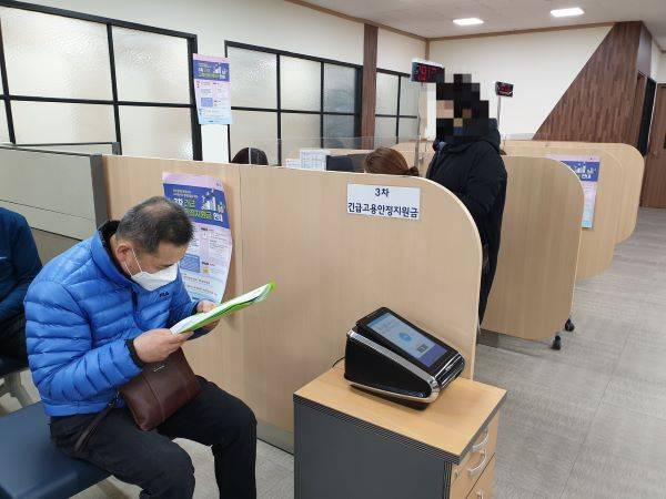 최종 제출할 서류를 점검하는 신청자 한 씨.