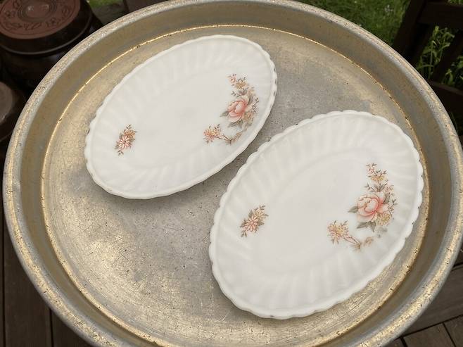 할머니의 접시와 오봉. 나는 할머니께서 돌아가시면 저 오봉을 물려받기로 했다.^^ 송숙 제공