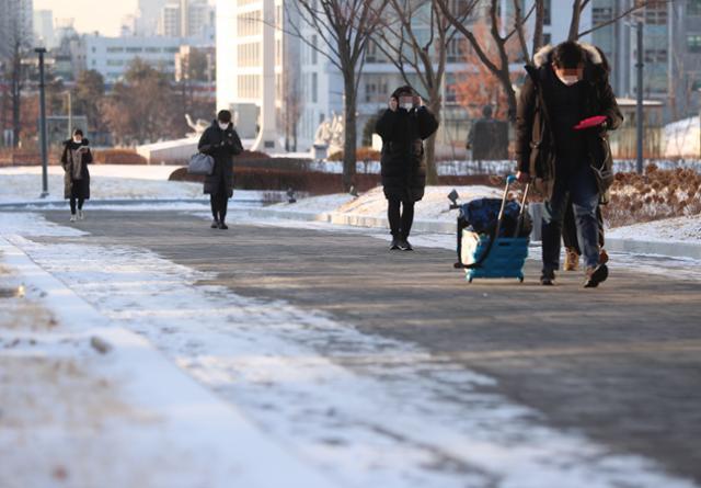 지난 9일 서울 연세대학교 백양관으로 옷을 두텁게 입은 학생들이 들어서고 있다. 뉴시스