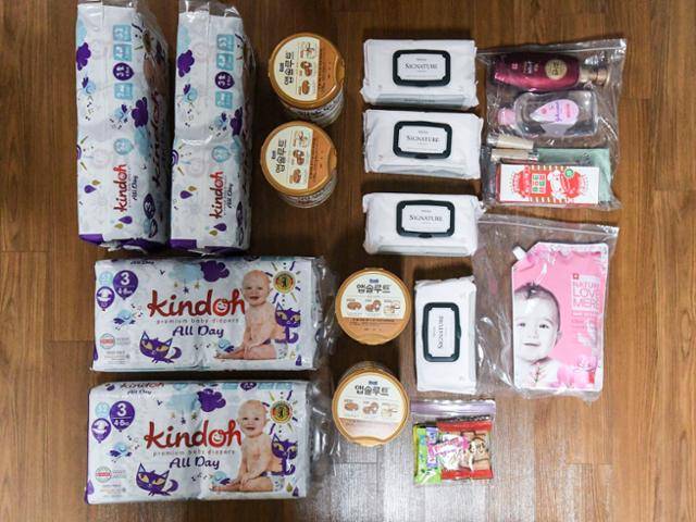 주사랑공동체는 생활고에 시달리는 생모나 생부를 지원하는 사업도 한다. 한 달에 한 번 아기용품과 옷까지 맞춤형으로 지원하는 베이비 케어 키트를 보내주는 거다. 키트에 들어가는 물품 중 일부. 이한호 기자
