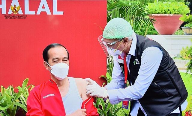 조코 위도도 인도네시아 대통령이 1차 접종 2주 만인 27일 중국 시노백 백신을 접종하고 있다. 안타라통신 캡처