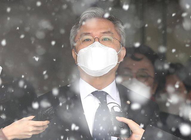 조국 전 법무부 장관의 아들에게 허위 인턴 경력 확인서를 발급해 준 혐의로 1심에서 징역형이 선고된 최강욱 열린민주당 대표가 28일 서울 서초구 서울중앙지법에서 1심 선고공판을 마친 뒤 법원을 나서고 있다. 뉴스1