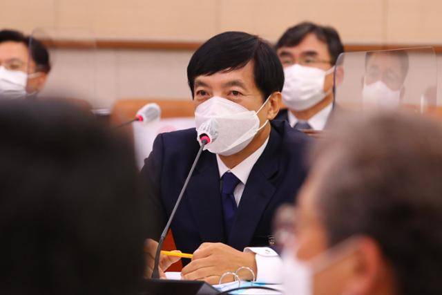 이성윤 서울중앙지검장이 지난해 10월 19일 오전 국회 법제사법위원회에서 열린 서울중앙지검 국정감사에서 의원들의 질문에 답변하고 있다. 오대근 기자