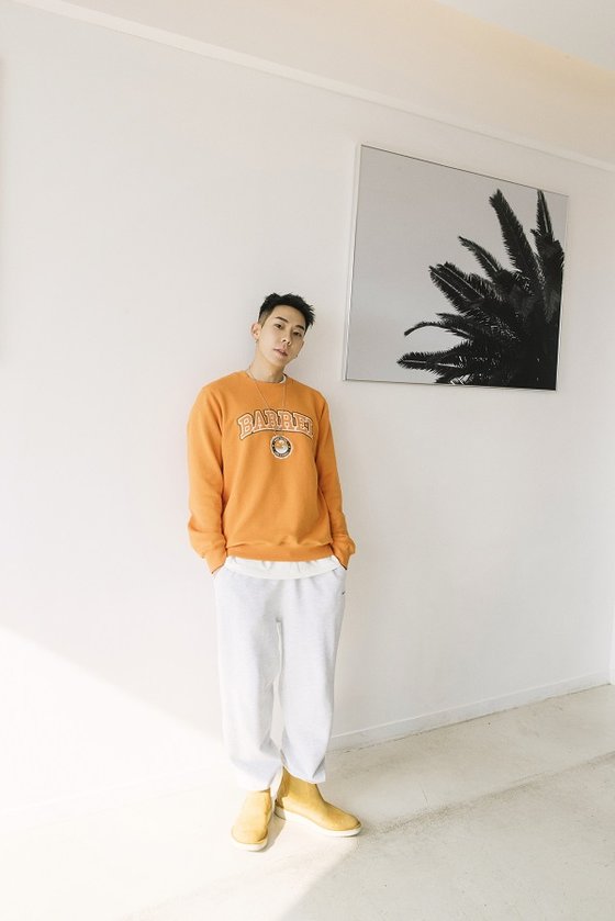 A one-mileware look pictorial by Rapper Loco has been released.The sports brand Barrel released a picture with Loco, which leads various youth cultures, on the 29th.Loco showcased comfortable, stylish casual styling by matching a pair of man-to-man and Hoodier Jogger pants together.Meanwhile, Loco will appear on Mnet High Rapper 4 scheduled to air earlier this year.