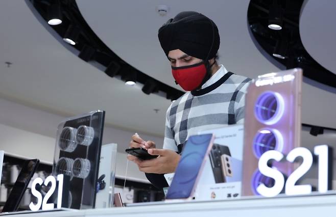 인도 구루그람의 앰비언스 몰(Ambience Mall) 내에 위치한 삼성체험매장에서 현지 소비자들이 '갤럭시 S21'을 체험하고 있는 모습   [사진=삼성전자]