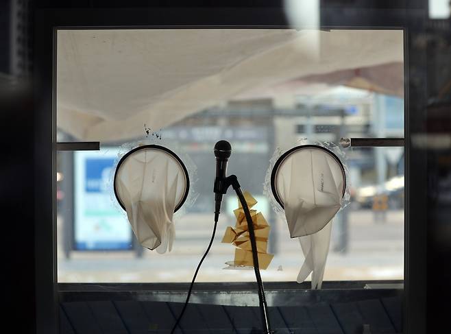 29일 오전 강풍으로 인해 임시 휴무중인 서울 용산역 코로나19 임시 선별진료소 검체 체취장 모습. 김경록 기자