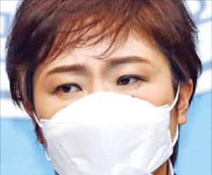 부산시장 보궐선거에 출마한 국민의힘 소속 이언주 전 의원이 28일 국회 소통관에서 긴급 기자회견을 하던 중 울먹이고 있다.  /국회사진기자단