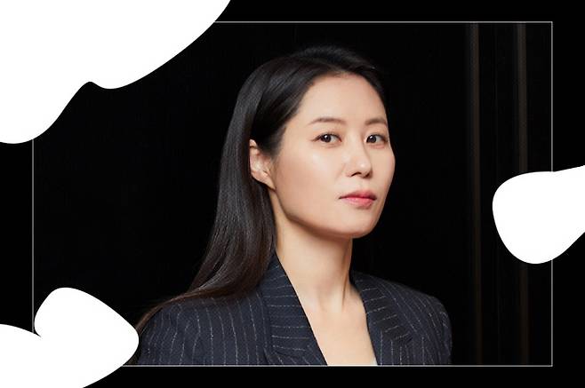 영화 <세자매>에 대한 문소리의 애정은 그 어느 영화보다도 각별하다. 세 여성이 주연인 데다 가벼운 오락영화는 아니라는 점이 투자의 장벽이 됐다. 영화진흥위원회 제작지원작 심사에서도 떨어졌다. 상황이 순조롭지 않을 때 공동 제작자 제의가 왔고, 문소리는 바로 수락했다. 리틀빅픽쳐스 제공