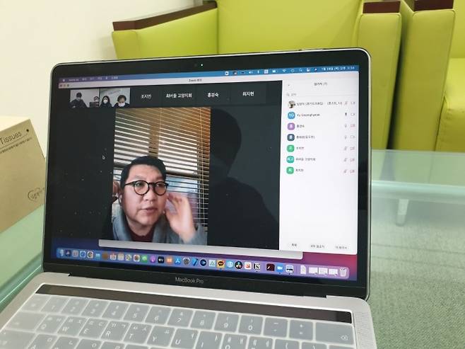 유광혁 경기도의원이 28일 '경기도 뇌병변장애인 지원 조례안' 제정 관련 비대면 화상회의를 하고 있다.