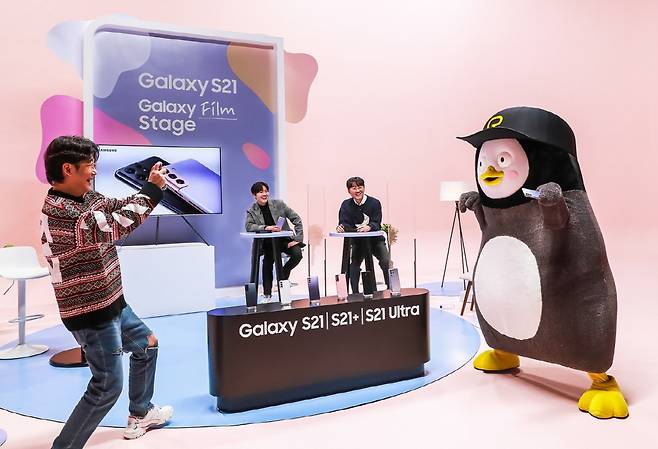 28일 '갤럭시 스테이지' 피날레를 장식한 '필름 스테이지' 라이브 퀴즈쇼에서 방송인 김태진이 '갤럭시S21' '디렉터스 뷰' 기능으로 펭수를 촬영하는 모습. /사진=삼성전자