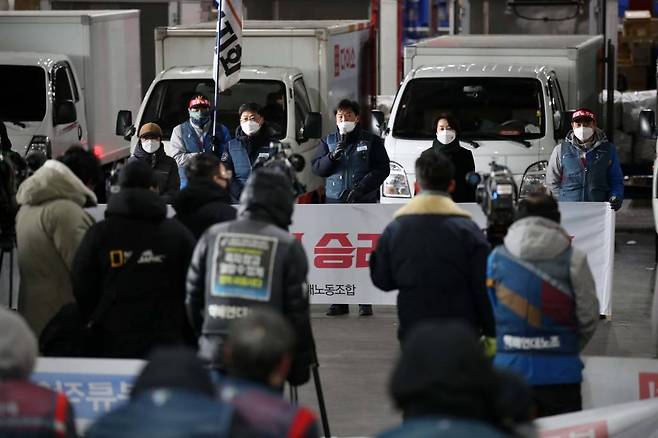 [서울=뉴시스]김선웅 기자 = 택배 노사간 잠정 합의안이 노조 투표를 통해 추인돼 파업 종료가 예고된 29일 오후 서울 송파구 서울복합물류센터에서 택배노조(위원장 김태완)가 기자회견을 하고 있다. 노조는 30일부터 업무에 복귀한다고 밝혔다. 2021.01.29. mangusta@newsis.com