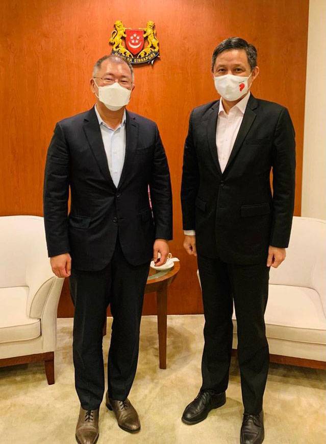 지난 26일 정의선 현대차그룹 회장(왼쪽)과 찬춘싱 싱가포르 통상산업부 장관이 기념사진을 찍었다. /사진출처=찬춘싱 장관 개인 SNS
