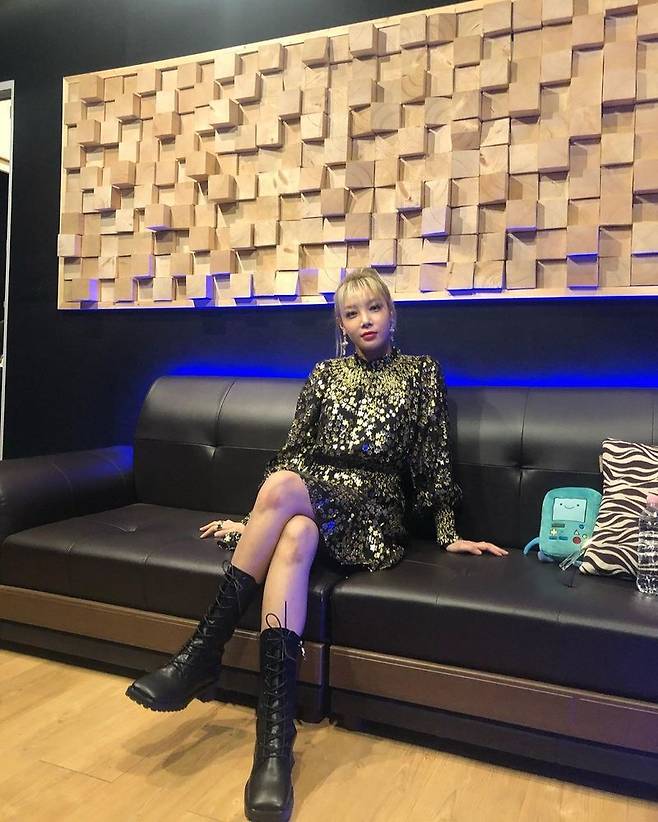 Yubin, a former member of the group Wonder Girls, reported on his recent situation.Yubin posted several photos on his instagram on January 29 with an article entitled Is not it too fast in time?In the open photo, Yubin is wearing a bling bling mini dress and sits on the couch and poses in various ways.High-bound blonde hair and exotic features capture Eye-catching, which also captivated fans by showing off her unwavering beauty in her 15th year of debut.Meanwhile, Yubin has founded Le Entertainment and is serving as CEO and singer.