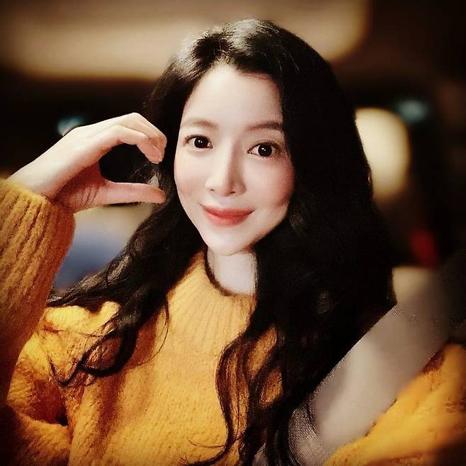 Actor Yoon Se-ah showed off her beautiful Beautiful looks.On January 29, Yoonsea posted a picture on her instagram with an article entitled Love I Know Later!In the photo, Yoon Se-ah is wearing a yellow knit in the car and taking a half-heart hand toward the camera. She is showing off her unique Beautiful looks with a small face.It created a unique elegant atmosphere and admiration.Meanwhile, Yoon Se-ah will star in JTBCs new drama Snowdrop: Snowdrop (Gase).