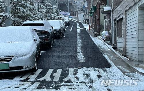 [서울=뉴시스] 서울 강북구 삼양동 내 열선이 설치된 골목길 모습. (사진=강북구 제공) 2021.01.29. photo@newsis.com