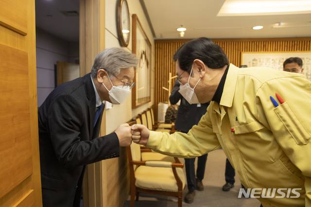[수원=뉴시스] 29일 광주광역시청에서 AI 헬스케어 서비스플랫폼 구축을 위한 경기도-광주시-부산시 업무협약식이 열렸다. 2021.1.29.(사진=경기도 제공)
