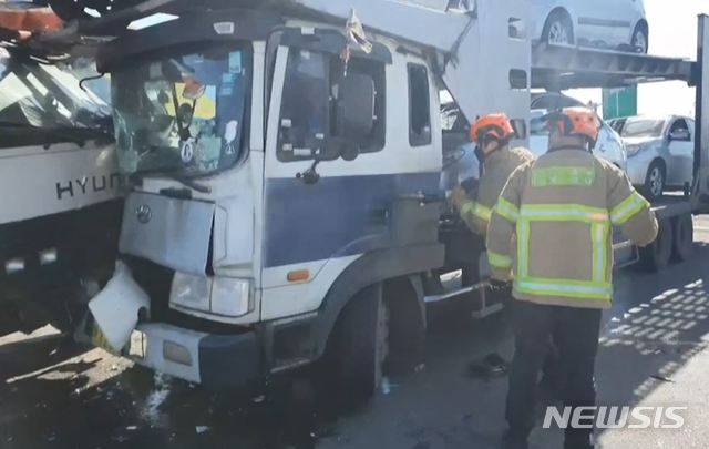 [인천=뉴시스] 29일 오전 11시28분께 인천 중구 북성동 인청항 8부두 주차장에서 화물차 2대가 충돌하는 사고가 발생했다. 2021. 1.29. (사진=인천중부소방서 제공)