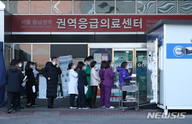 [서울=뉴시스]고승민 기자 = 29일 코로나19 23명 집단감염이 발생한 서울 한양대병원을 찾은 시민들이 선별진료소에서 병원 관계자 및 의료진이 검사를 기다리고 있다. 2021.01.29. kkssmm99@newsis.com