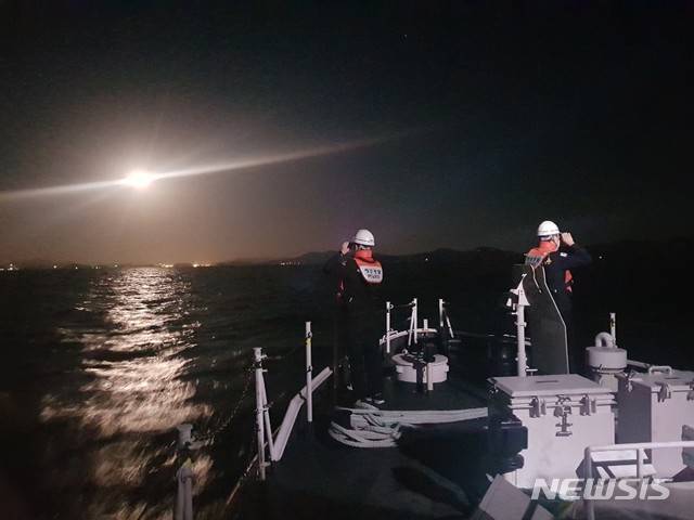 [창원=뉴시스] 강경국 기자 = 29일 오후 경남 창원시 진해구 흑암 인근 해상에 정박 중이던 대한민국 국적 2577t급 석유 운반선 A호의 선원 1명이 실종돼 해경이 수색 중이다. (사진=창원해경 제공). 2021.01.29. photo@newsis.com