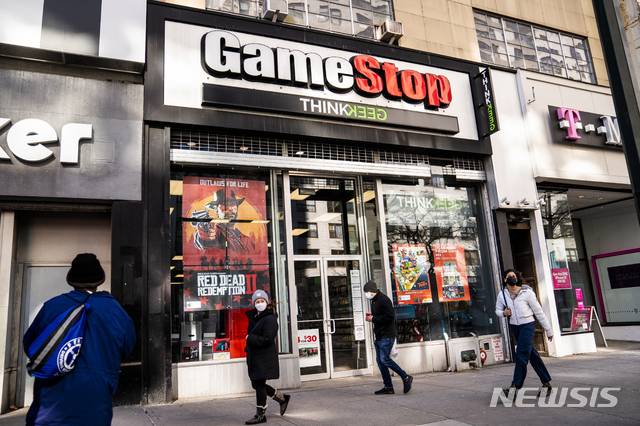 [뉴욕=AP/뉴시스] 28일(현지시간) 미국 뉴욕에 있는 비디오게임 유통업체 게임스톱 매장 모습. 2021.01.29.