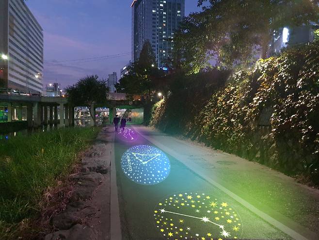 '별빛내린천' 신림1교~승리교 고보조명을 이용한 별빛 디자인 연출 사진. 관악구 제공