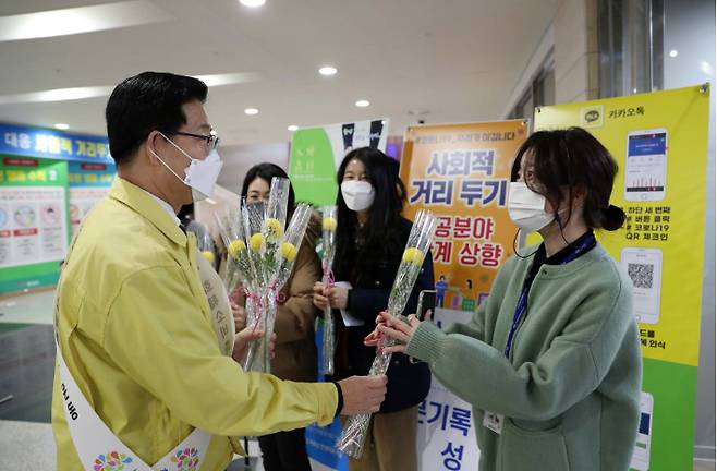 충남도 화훼농가 돕기 꽃 나눔 행사. 충남도 제공