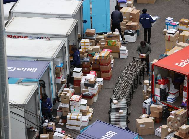 28일 오전 서울 시내의 한 택배물류센터에서 관계자들이 물품을 옮기고 있다. 민주노총 전국택배노조는 "택배사와의 사회적 합의 이후에도 택배 현장이 달라지지 않아 파업에 돌입하게 됐다"며 오는 29일부터 무기한 총파업에 돌입한다고 밝혔다. /연합뉴스