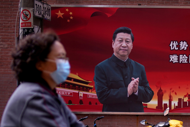 한 시민이 시진핑 주석 초상화 앞을 지나고 있다. /AP연합뉴스