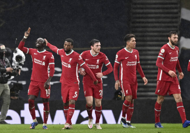 리버풀 선수들이 29일 토트넘전에서 사디오 마네(왼쪽)의 세번째 골이 터진 뒤 함께 축하하며 이동하고 있다. AP연합뉴스