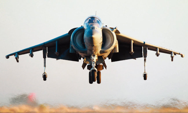 1969년 영국이 세계 최초로 도입한 수직이착륙 전투기 해리어(Harrier). [사진 제공 · 미국 해병대]