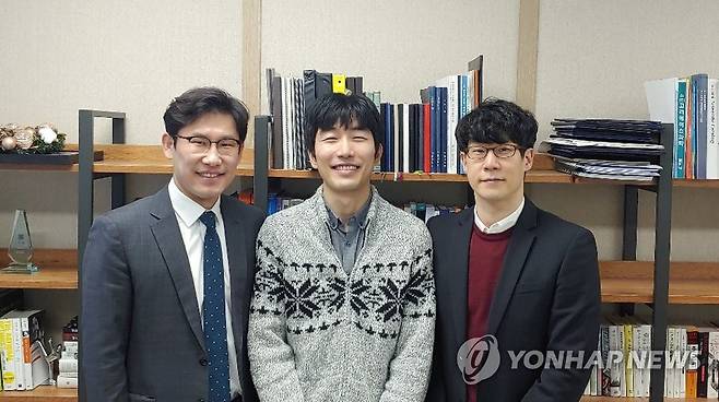 삼성미래기술육성사업 지원 연구, 결정핵 생성 순간 관찰 (서울=연합뉴스) 삼성미래기술육성사업이 지원한 연구진이 핵생성 과정을 원자 수준에서 직접 관찰하는 데 성공했다고 삼성전자가 29일 밝혔다.      사진은 이번 연구를 주도한 서울대학교 박정원 교수(왼쪽부터), 한양대학교 에리카 캠퍼스 전성호 박사, 한양대학교 에리카 캠퍼스 이원철 교수. 2021.1.29       [삼성전자 제공. 재판매 및 DB 금지] photo@yna.co.kr