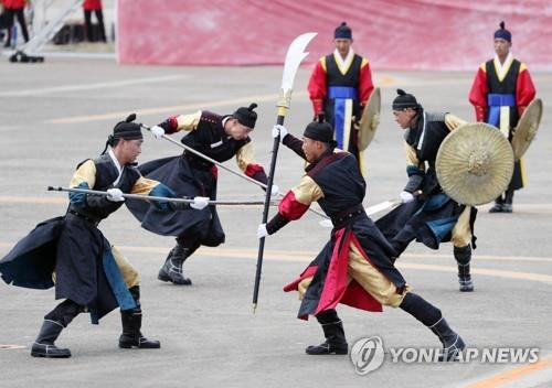 전통무예 선보이는 장병들 [연합뉴스 자료사진]