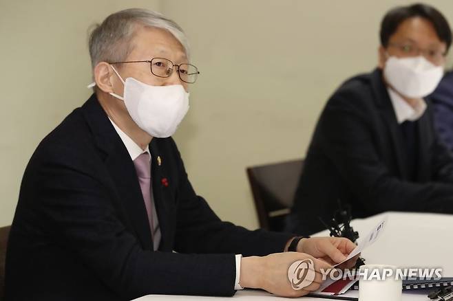 국내 OTT 사업자와 간담회하는 최기영 장관 (서울=연합뉴스) 진연수 기자 = 최기영 과학기술정보통신부 장관이 29일 오후 서울 중구 달개비에서 열린 국내 온라인동영상서비스(OTT) 및 콘텐츠 발전 간담회에서 인사말을 하고 있다. 이날 간담회는 왓챠, 카카오M, 콘텐츠웨이브, 쿠팡, 티빙 등 국내 OTT 업체 관계자들이 참석했다. 2021.1.29 jin90@yna.co.kr