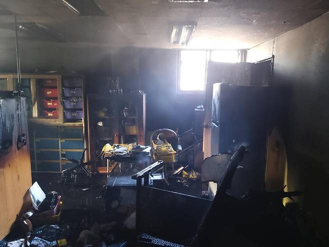 29일 오후 울산시 남구 신복초등학교 과학실에서 화재가 발생해 과학실 내부와 집기류가 불에 타는 피해가 났다. [울산소방본부 제공. 재판매 및 DB 금지]