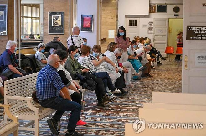 헝가리 부다페스트의 한 의료센터에서 코로나19 백신 접종을 기다리는 사람들 [AFP=연합뉴스 자료사진]