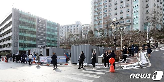 30일 오전 서울 성동구 한양대병원에서 직원과 의료진, 시민들이 신종 코로나바이러스 감염증(코로나19) 검사를 받기 위해 줄 서 있다. 2021.1.30/뉴스1 © News1 이승배 기자