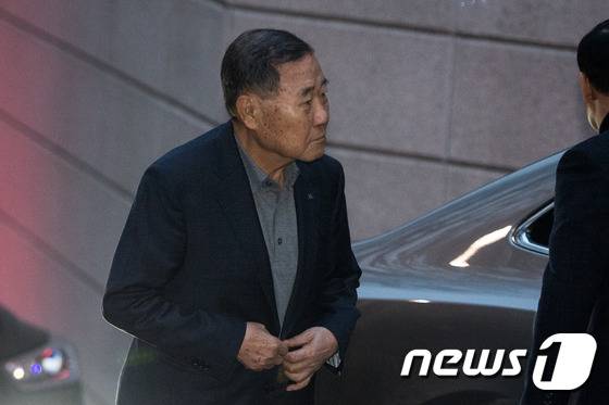 정상영 KCC명예회장이 고 정주영 현대그룹 명예회장의 16주기 제사에 참석하기 위해 서울 용산구 한남동 정몽구 현대자동차그룹 명예회장 자택으로 들어서고 있다. 2017.3.20 © News1 유승관 기자