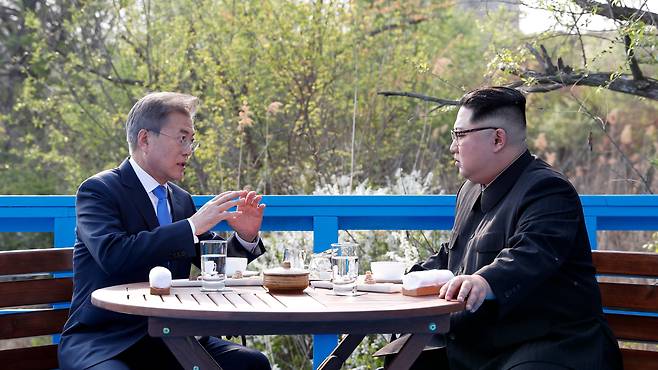 이때 무슨 얘기 나눴나 - 산업통상자원부가 2018년 5월 북한 원전 건설 추진 관련 문건을 작성한 사실이 최근 감사원 감사와 검찰 수사로 드러나 논란이 일고 있다. 사진은 문재인 대통령이 2018년 4월 27일 판문점 도보다리에서 김정은 북한 국무위원장과 마주 앉아 대화하는 모습. 문 대통령은 도보다리 회담 도중 ‘발전소’를 언급한 것으로 알려졌다. /공동사진기자단
