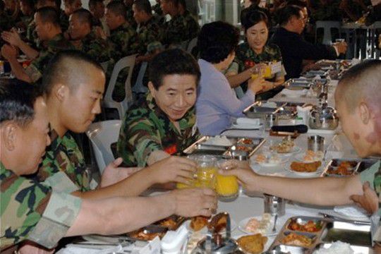 노무현 전 대통령이 2005년 7월 포항 해병 부대 신병교육대 식당에서 신병들과 주스잔으로 건배하고 있다./노무현재단