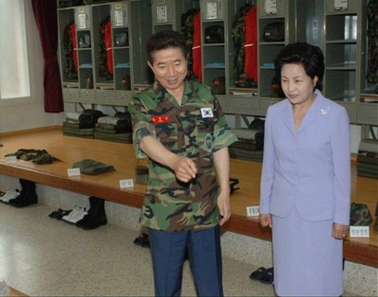 노무현 전 대통령이 2005년 7월 포항 해병 부대 생활관을 방문, 권양숙 여사와 함께 시설을 둘러보고 있다./노무현재단