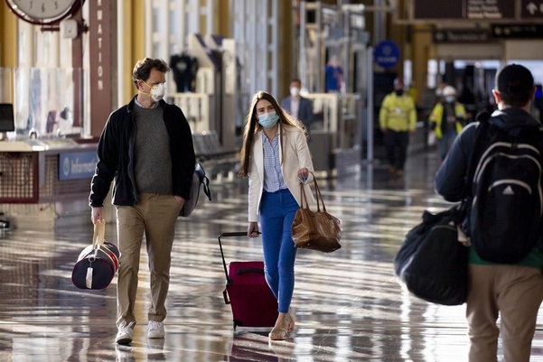 로널드 레이건 국제공항에서 여행객들이 이동하고 있다. 미국 질병통제예방센터는 다음달 1일부터 대중교통 이용 시 마스크 착용을 의무화하는 명령을 발표했다./EPA